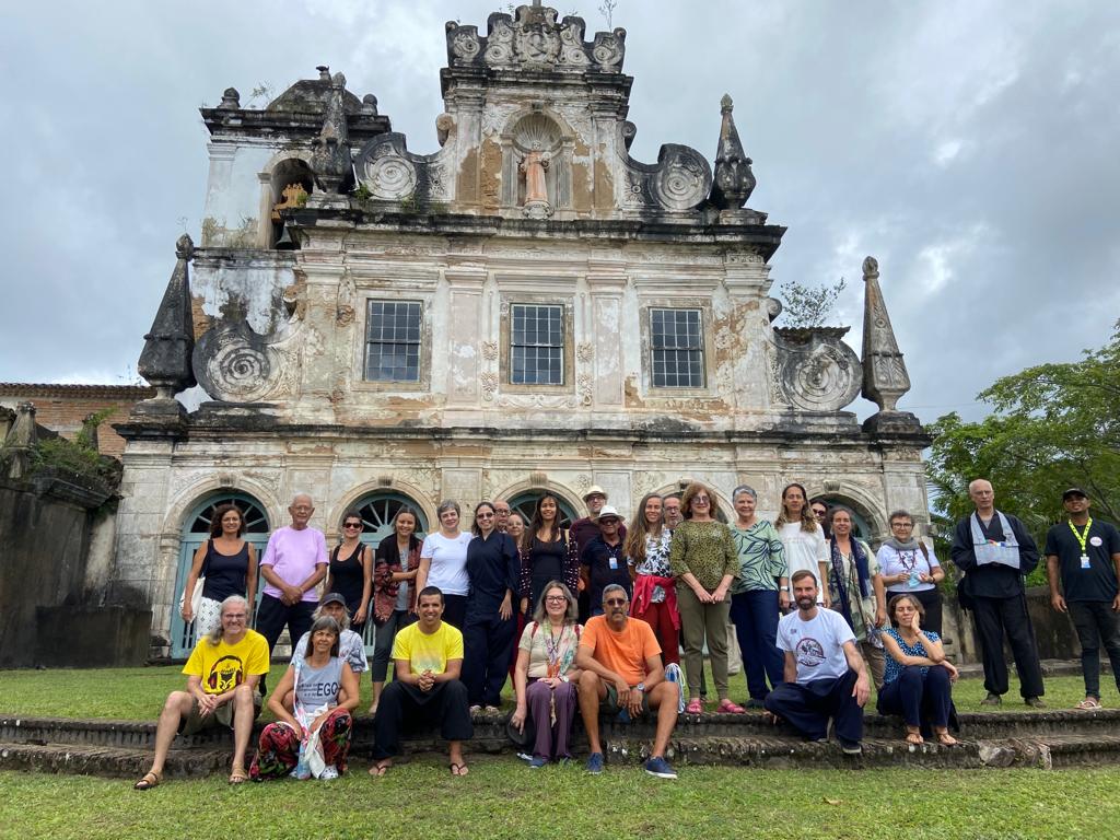 Participantes diante do Convento de Santo Antônio do Paraguassu